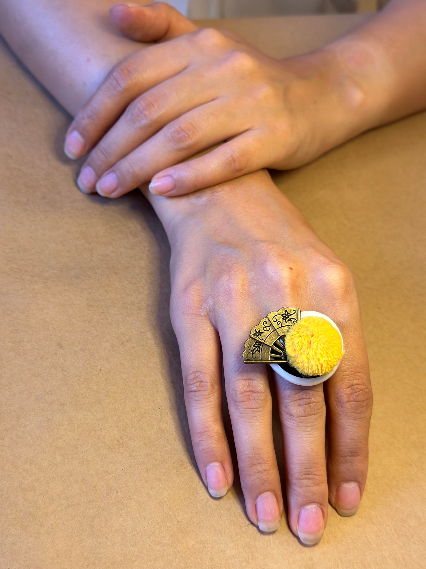 Silver motif brass hand fan ring