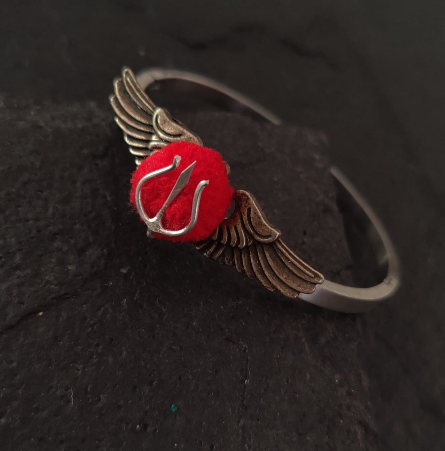 Wing bangle